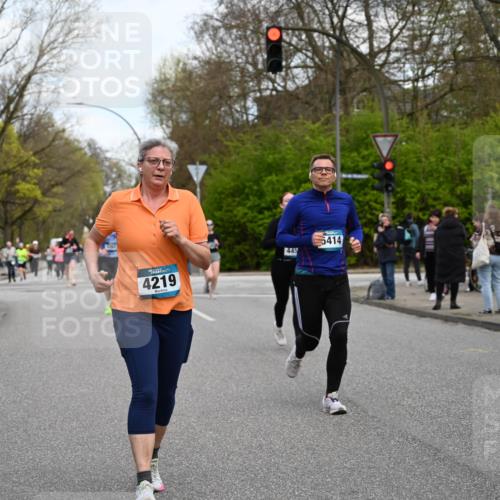 12.04.2026 - 45. Internationalen Wilhelmsburger Insellauf J. Mangold http://msf.ph/oto/9512176 12.04.2026 13:05:17 Ziel 5862, 5110, 4892, 5752, 3817, 5580, 2433, 5102, 5295, 3025, 3030, 5476, 4105, 3934, 5597, 5249, 5263, 5414, 5414, 4126, 3782, 3164, 4452, 4775, 5486, 4619, 3316, 4219, 5848, 2922 meine-sportfotos.de
