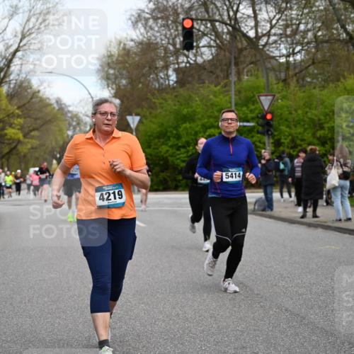 12.04.2026 - 45. Internationalen Wilhelmsburger Insellauf J. Mangold http://msf.ph/oto/9512177 12.04.2026 13:05:17 Ziel 5862, 5110, 4892, 5752, 3817, 5580, 2433, 5102, 5295, 3025, 3030, 5476, 4105, 3934, 5597, 5249, 5263, 5414, 5414, 4126, 3782, 3164, 4452, 4775, 5486, 4619, 3316, 4219, 5848, 2922 meine-sportfotos.de