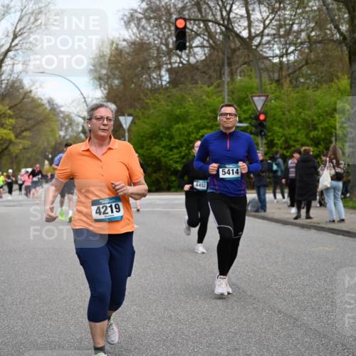 12.04.2026 - 45. Internationalen Wilhelmsburger Insellauf J. Mangold http://msf.ph/oto/9512178 12.04.2026 13:05:17 Ziel 5862, 5110, 4892, 5752, 3817, 5580, 2433, 5102, 5295, 3025, 3030, 5476, 4105, 3934, 5597, 5249, 5263, 5414, 5414, 4126, 3782, 3164, 4452, 4775, 5486, 4619, 3316, 4219, 5848, 2922 meine-sportfotos.de
