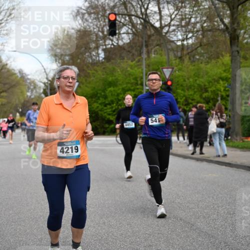 12.04.2026 - 45. Internationalen Wilhelmsburger Insellauf J. Mangold http://msf.ph/oto/9512180 12.04.2026 13:05:17 Ziel 5862, 5110, 4892, 5752, 3817, 5580, 2433, 5102, 5295, 3025, 3030, 5476, 4105, 3934, 5597, 5249, 5263, 5414, 5414, 4126, 3782, 3164, 4452, 4775, 5486, 4619, 3316, 4219, 5848, 2922 meine-sportfotos.de