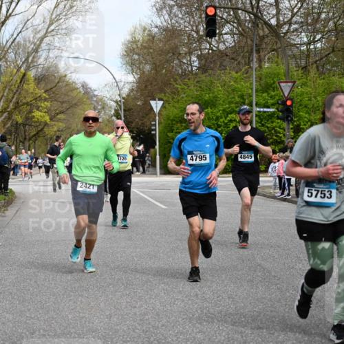 12.04.2026 - 45. Internationalen Wilhelmsburger Insellauf J. Mangold http://msf.ph/oto/9513010 12.04.2026 13:07:38 Ziel 5148, 3641, 5426, 5216, 5431, 5425, 5735, 5401, 2728, 2478, 2477, 5564, 4437, 4436, 2421, 4676, 3868, 4405, 4725, 4416, 3970, 4795, 3120, 5103, 4845, 5320, 5568, 4161, 5753, 4218, 4199, 5220, 3070, 4736, 4149, 4912, 4300, 3135, 3795, 5215, 4940 meine-sportfotos.de