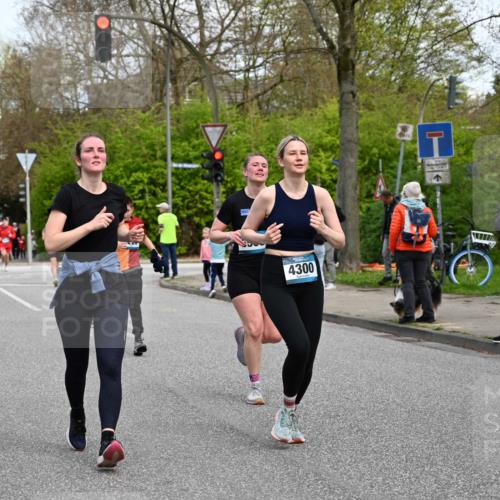 12.04.2026 - 45. Internationalen Wilhelmsburger Insellauf J. Mangold http://msf.ph/oto/9513056 12.04.2026 13:07:45 Ziel 5216, 5431, 5425, 5735, 5401, 2728, 2478, 2477, 5564, 4437, 4436, 2421, 4676, 3868, 4405, 4725, 4416, 3970, 4795, 3120, 5103, 4845, 5320, 5568, 5568, 4161, 5753, 4218, 4199, 5220, 3070, 4736, 4149, 4912, 4300, 3135, 3795, 4300, 3135, 3795, 5215, 4940, 4454, 4046, 4824, 5548, 5547, 4640 meine-sportfotos.de