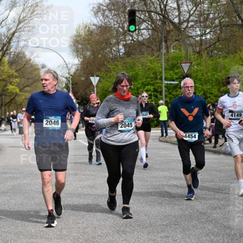 12.04.2026 - 45. Internationalen Wilhelmsburger Insellauf J. Mangold http://msf.ph/oto/9513176 12.04.2026 13:08:04 Ziel 3120, 5103, 4845, 5320, 5568, 4161, 5753, 4218, 4199, 5220, 3070, 4736, 4149, 4912, 4300, 3135, 3795, 5215, 4940, 4454, 4046, 4824, 5548, 5547, 4640, 5231, 5306, 3896, 4967, 2436, 2045, 3745, 2046, 4102, 5795, 4860, 5313 meine-sportfotos.de