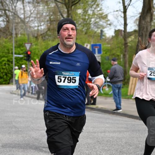 12.04.2026 - 45. Internationalen Wilhelmsburger Insellauf J. Mangold http://msf.ph/oto/9513295 12.04.2026 13:08:29 Ziel 4454, 4046, 4824, 5548, 5547, 4640, 5231, 5306, 3896, 4967, 2436, 2045, 3745, 2046, 4102, 5795, 4860, 5313, 5027, 5093, 5027, 5093, 5020, 4265, 3035, 5305, 4757, 4039, 4901, 5746, 2560, 5229, 5229, 2077, 2923, 4652, 2260, 3261, 5324, 3406, 3359, 2981, 5712, 3791, 4453, 4204 meine-sportfotos.de