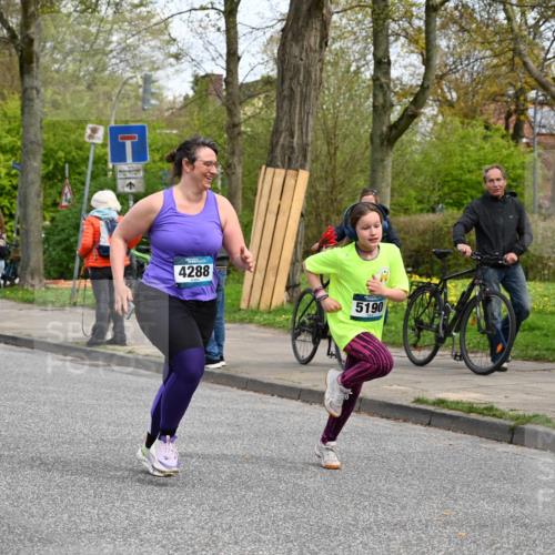 12.04.2026 - 45. Internationalen Wilhelmsburger Insellauf J. Mangold http://msf.ph/oto/9513542 12.04.2026 13:09:17 Ziel 4611, 2440, 2011, 5783, 4973, 4771, 5586, 5596, 4777, 5641, 5631, 4318, 4911, 4857, 3076, 5682, 5611, 5108, 5108, 4288, 5190, 3121, 2337, 3056, 2688, 4776, 2689, 5095, 3571, 5760, 3019, 3440, 5761, 5761, 4335, 3807, 4794, 2687, 5090, 5256, 4419, 5454 meine-sportfotos.de