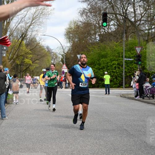 12.04.2026 - 45. Internationalen Wilhelmsburger Insellauf J. Mangold http://msf.ph/oto/9514460 12.04.2026 13:11:47 Ziel 4985, 4193, 3643, 5525, 5403, 2084, 5772, 3733, 4730, 3969, 3055, 4664, 2396, 3079, 3138, 5402, 2136, 4683, 5640, 4480, 4987, 2445, 4930, 2024, 2024, 4328, 4276, 5031, 4532, 2742, 5437, 4847, 4846, 4850, 4550, 3914, 2545, 3352 meine-sportfotos.de