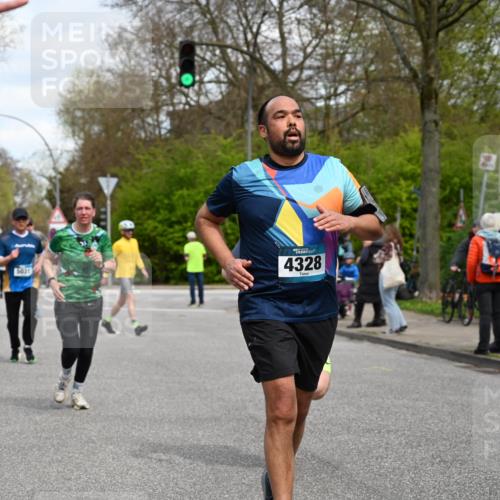 12.04.2026 - 45. Internationalen Wilhelmsburger Insellauf J. Mangold http://msf.ph/oto/9514479 12.04.2026 13:11:49 Ziel 4193, 3643, 5525, 5403, 2084, 5772, 3733, 4730, 3969, 3055, 4664, 2396, 3079, 3138, 5402, 2136, 4683, 5640, 4480, 4987, 2445, 4930, 2024, 4328, 4328, 4276, 5031, 4532, 2742, 5437, 4847, 4846, 4850, 4550, 3914, 2545, 3352, 3348 meine-sportfotos.de