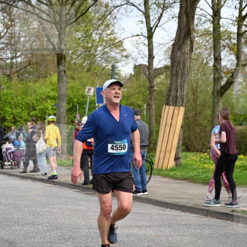 12.04.2026 - 45. Internationalen Wilhelmsburger Insellauf J. Mangold http://msf.ph/oto/9514534 12.04.2026 13:12:06 Ziel 5640, 4480, 4987, 2445, 4930, 2024, 4328, 4276, 5031, 4532, 2742, 5437, 4847, 4846, 4850, 4550, 3914, 2545, 3352, 3348, 5750, 5855, 2280, 3441, 5674, 4841, 2275, 4671 meine-sportfotos.de