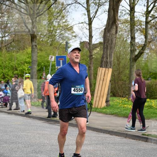 12.04.2026 - 45. Internationalen Wilhelmsburger Insellauf J. Mangold http://msf.ph/oto/9514535 12.04.2026 13:12:06 Ziel 5640, 4480, 4987, 2445, 4930, 2024, 4328, 4276, 5031, 4532, 2742, 5437, 4847, 4846, 4850, 4550, 3914, 2545, 3352, 3348, 5750, 5855, 2280, 3441, 5674, 4841, 2275, 4671 meine-sportfotos.de