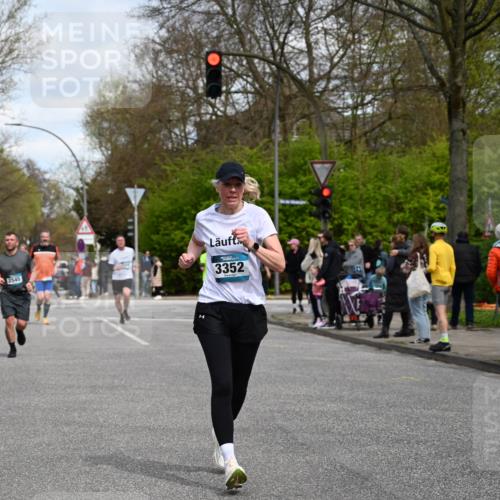 12.04.2026 - 45. Internationalen Wilhelmsburger Insellauf J. Mangold http://msf.ph/oto/9514574 12.04.2026 13:12:12 Ziel 2024, 4328, 4276, 5031, 4532, 2742, 5437, 4847, 4846, 4850, 4550, 3914, 2545, 3352, 3348, 5750, 5855, 2280, 3441, 5674, 4841, 2275, 4671, 4627, 4628, 3638, 4385 meine-sportfotos.de
