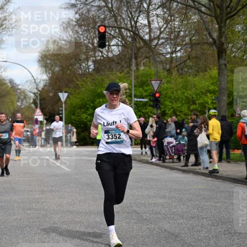 12.04.2026 - 45. Internationalen Wilhelmsburger Insellauf J. Mangold http://msf.ph/oto/9514575 12.04.2026 13:12:12 Ziel 2024, 4328, 4276, 5031, 4532, 2742, 5437, 4847, 4846, 4850, 4550, 3914, 2545, 3352, 3348, 5750, 5855, 2280, 3441, 5674, 4841, 2275, 4671, 4627, 4628, 3638, 4385 meine-sportfotos.de