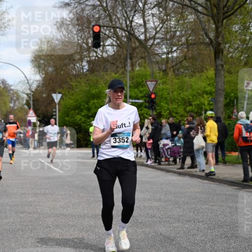 12.04.2026 - 45. Internationalen Wilhelmsburger Insellauf J. Mangold http://msf.ph/oto/9514577 12.04.2026 13:12:12 Ziel 2024, 4328, 4276, 5031, 4532, 2742, 5437, 4847, 4846, 4850, 4550, 3914, 2545, 3352, 3348, 5750, 5855, 2280, 3441, 5674, 4841, 2275, 4671, 4627, 4628, 3638, 4385 meine-sportfotos.de