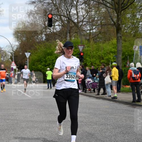 12.04.2026 - 45. Internationalen Wilhelmsburger Insellauf J. Mangold http://msf.ph/oto/9514579 12.04.2026 13:12:12 Ziel 2024, 4328, 4276, 5031, 4532, 2742, 5437, 4847, 4846, 4850, 4550, 3914, 2545, 3352, 3348, 5750, 5855, 2280, 3441, 5674, 4841, 2275, 4671, 4627, 4628, 3638, 4385 meine-sportfotos.de