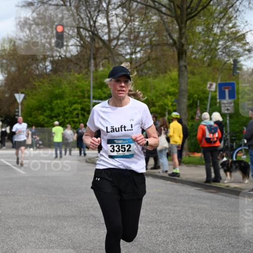 12.04.2026 - 45. Internationalen Wilhelmsburger Insellauf J. Mangold http://msf.ph/oto/9514584 12.04.2026 13:12:12 Ziel 2024, 4328, 4276, 5031, 4532, 2742, 5437, 4847, 4846, 4850, 4550, 3914, 2545, 3352, 3348, 5750, 5855, 2280, 3441, 5674, 4841, 2275, 4671, 4627, 4628, 3638, 4385 meine-sportfotos.de