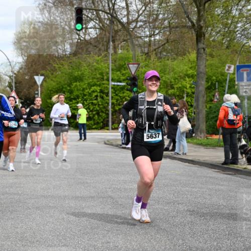 12.04.2026 - 45. Internationalen Wilhelmsburger Insellauf J. Mangold http://msf.ph/oto/9514977 12.04.2026 13:13:12 Ziel 4643, 2877, 5265, 5266, 4648, 2026, 5457, 4320, 4249, 3033, 2470, 4364, 3942, 5221, 3540, 3933, 3935, 3805, 5158, 5157, 2462, 4533, 5693, 5637, 2080, 5819, 2064, 4923, 4281, 3984, 3810, 3268, 2062, 4783, 4178, 5340 meine-sportfotos.de