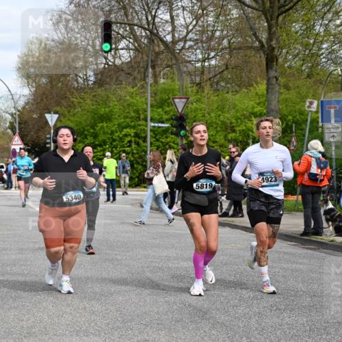 12.04.2026 - 45. Internationalen Wilhelmsburger Insellauf J. Mangold http://msf.ph/oto/9515000 12.04.2026 13:13:15 Ziel 2877, 5265, 5266, 4648, 2026, 5457, 4320, 4249, 3033, 2470, 4364, 3942, 5221, 3540, 3933, 3935, 3805, 5158, 5157, 2462, 4533, 5693, 5637, 2080, 5819, 2080, 5819, 2064, 4923, 4281, 3984, 3810, 3268, 2062, 4783, 4178, 5340, 2999 meine-sportfotos.de
