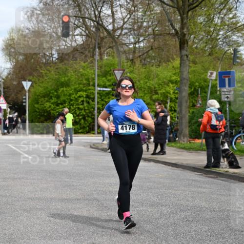 12.04.2026 - 45. Internationalen Wilhelmsburger Insellauf J. Mangold http://msf.ph/oto/9515072 12.04.2026 13:13:27 Ziel 5158, 5157, 2462, 4533, 5693, 5637, 2080, 5819, 2064, 4923, 4281, 3984, 3810, 3268, 2062, 4783, 4178, 5340, 2999, 5498, 4465, 5350, 5790 meine-sportfotos.de