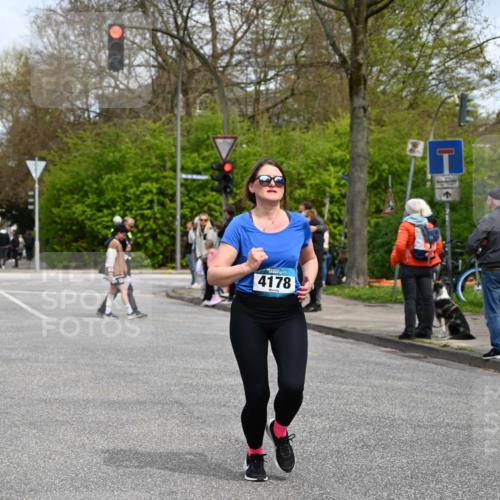 12.04.2026 - 45. Internationalen Wilhelmsburger Insellauf J. Mangold http://msf.ph/oto/9515075 12.04.2026 13:13:27 Ziel 5158, 5157, 2462, 4533, 5693, 5637, 2080, 5819, 2064, 4923, 4281, 3984, 3810, 3268, 2062, 4783, 4178, 5340, 2999, 5498, 4465, 5350, 5790 meine-sportfotos.de