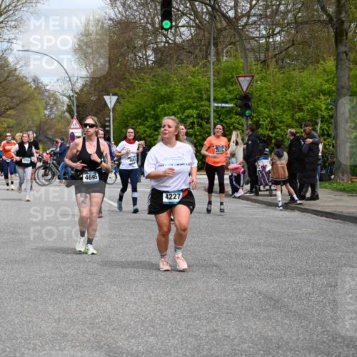 12.04.2026 - 45. Internationalen Wilhelmsburger Insellauf J. Mangold http://msf.ph/oto/9515325 12.04.2026 13:14:49 Ziel 2430, 5813, 4747, 3773, 5602, 4960, 4418, 5156, 4111, 3306, 3328, 2772, 5348, 4837, 4838, 4669, 2110, 4695, 2815, 2785, 2043, 2118, 5755, 5029, 4662, 4663, 4559, 3308, 3881, 3882, 3767, 3765, 4366, 4227 meine-sportfotos.de