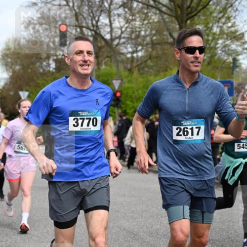 12.04.2026 - 45. Internationalen Wilhelmsburger Insellauf J. Mangold http://msf.ph/oto/9515509 12.04.2026 13:15:20 Ziel 5755, 5029, 4662, 4663, 4559, 3308, 3881, 3882, 3767, 3765, 4366, 4227, 3232, 2774, 5725, 3770, 2617, 3770, 2617, 5453, 4942, 4964, 5675, 4616, 4880, 2832, 3803, 3801, 3250, 5008, 2853, 3280, 3244, 5292, 4861, 2032, 4731, 2884, 3850, 4053, 5686, 4814, 4491 meine-sportfotos.de