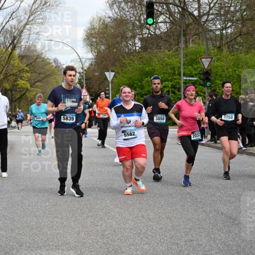 12.04.2026 - 45. Internationalen Wilhelmsburger Insellauf J. Mangold http://msf.ph/oto/9515587 12.04.2026 13:15:32 Ziel 3882, 3767, 3765, 4366, 4227, 3232, 2774, 5725, 3770, 2617, 5453, 4942, 4964, 5675, 4616, 4880, 2832, 3803, 3801, 3250, 5008, 2853, 3280, 3244, 5292, 4861, 2032, 4731, 2884, 3850, 4053, 5686, 4814, 4491, 2681, 5839, 5582, 5666, 3993, 5517, 3710, 3709 meine-sportfotos.de