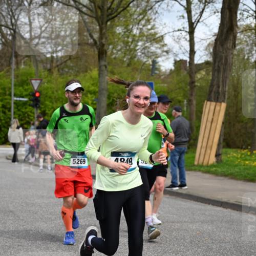 12.04.2026 - 45. Internationalen Wilhelmsburger Insellauf J. Mangold http://msf.ph/oto/9515717 12.04.2026 13:16:10 Ziel 2681, 5839, 5582, 5666, 3993, 5517, 3710, 3709, 4132, 2849, 4808, 5261, 3220, 4502, 3897, 3245, 4849, 3245, 4849, 3195, 5275, 5269, 4820, 4926, 3656, 4312, 5404, 3704, 3846, 2316 meine-sportfotos.de