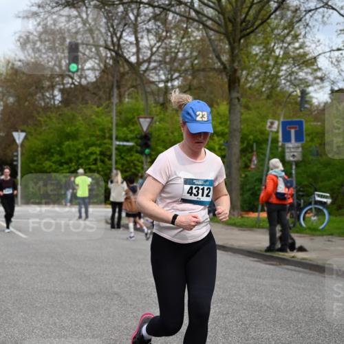 12.04.2026 - 45. Internationalen Wilhelmsburger Insellauf J. Mangold http://msf.ph/oto/9515750 12.04.2026 13:16:22 Ziel 4132, 2849, 4808, 5261, 3220, 4502, 3897, 3245, 4849, 3195, 5275, 5269, 4820, 4926, 3656, 4312, 5404, 3704, 3846, 2316, 2316, 5487, 3040, 4752 meine-sportfotos.de