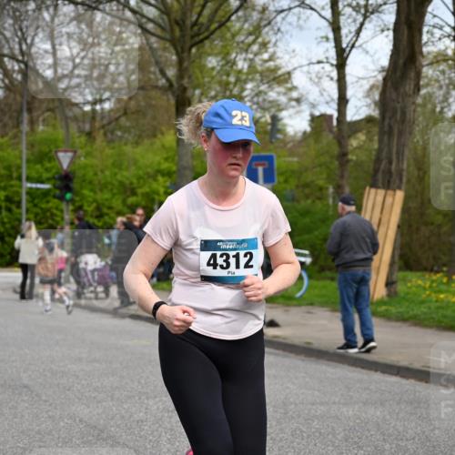 12.04.2026 - 45. Internationalen Wilhelmsburger Insellauf J. Mangold http://msf.ph/oto/9515755 12.04.2026 13:16:22 Ziel 4132, 2849, 4808, 5261, 3220, 4502, 3897, 3245, 4849, 3195, 5275, 5269, 4820, 4926, 3656, 4312, 5404, 3704, 3846, 2316, 2316, 5487, 3040, 4752 meine-sportfotos.de