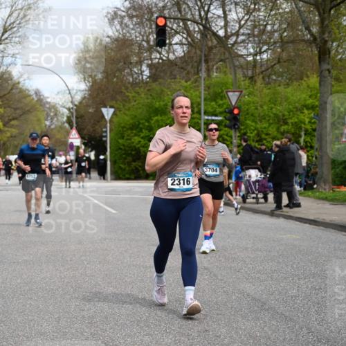12.04.2026 - 45. Internationalen Wilhelmsburger Insellauf J. Mangold http://msf.ph/oto/9515778 12.04.2026 13:16:29 Ziel 5261, 3220, 4502, 3897, 3245, 4849, 3195, 5275, 5269, 4820, 4926, 3656, 4312, 5404, 3704, 3846, 2316, 5487, 3040, 4752, 3886, 3097, 2942, 3575 meine-sportfotos.de