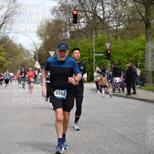 12.04.2026 - 45. Internationalen Wilhelmsburger Insellauf J. Mangold http://msf.ph/oto/9515811 12.04.2026 13:16:33 Ziel 3897, 3245, 4849, 3195, 5275, 5269, 4820, 4926, 3656, 4312, 5404, 3704, 3846, 2316, 5487, 3040, 4752, 4752, 3886, 3097, 2942, 3575, 2670, 3061 meine-sportfotos.de