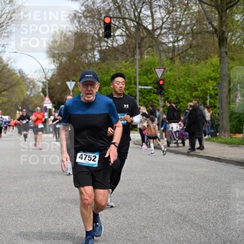 12.04.2026 - 45. Internationalen Wilhelmsburger Insellauf J. Mangold http://msf.ph/oto/9515813 12.04.2026 13:16:33 Ziel 3897, 3245, 4849, 3195, 5275, 5269, 4820, 4926, 3656, 4312, 5404, 3704, 3846, 2316, 5487, 3040, 4752, 4752, 3886, 3097, 2942, 3575, 2670, 3061 meine-sportfotos.de