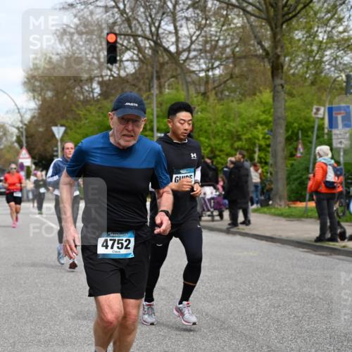 12.04.2026 - 45. Internationalen Wilhelmsburger Insellauf J. Mangold http://msf.ph/oto/9515818 12.04.2026 13:16:34 Ziel 3245, 4849, 3195, 5275, 5269, 4820, 4926, 3656, 4312, 5404, 3704, 3846, 2316, 2316, 5487, 3040, 4752, 3886, 3097, 2942, 3575, 2670, 3061 meine-sportfotos.de