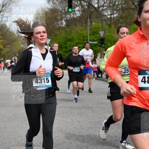 12.04.2026 - 45. Internationalen Wilhelmsburger Insellauf J. Mangold http://msf.ph/oto/9515962 12.04.2026 13:17:02 Ziel 5487, 3040, 4752, 3886, 3097, 2942, 3575, 2670, 3061, 3281, 4315, 4867, 4868, 4868, 4130, 4129, 2609, 2610, 2571, 5001, 5532, 4392, 4642, 4957, 3900, 5759, 2030, 3199, 3453, 3455, 4194, 5717, 4804, 3604 meine-sportfotos.de
