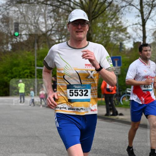 12.04.2026 - 45. Internationalen Wilhelmsburger Insellauf J. Mangold http://msf.ph/oto/9515989 12.04.2026 13:17:05 Ziel 5487, 3040, 4752, 3886, 3097, 2942, 3575, 2670, 3061, 3281, 4315, 4867, 4868, 4130, 4129, 2609, 2610, 2571, 2571, 5001, 5532, 4392, 4642, 4957, 3900, 5759, 2030, 3199, 3453, 3455, 4194, 5717, 4804, 3604, 2125 meine-sportfotos.de