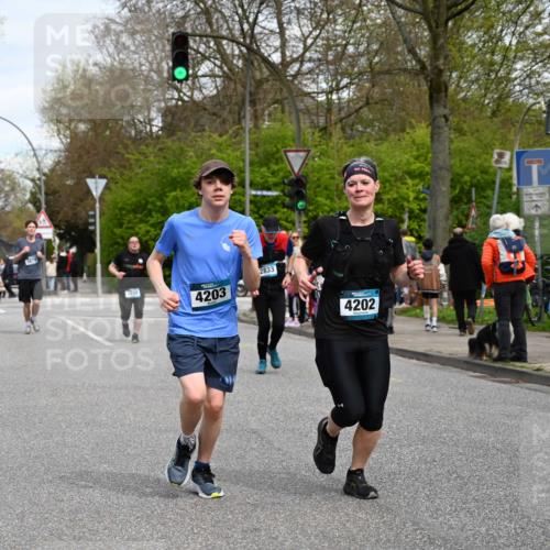 12.04.2026 - 45. Internationalen Wilhelmsburger Insellauf J. Mangold http://msf.ph/oto/9516207 12.04.2026 13:17:43 Ziel 2030, 3199, 3453, 3455, 4194, 5717, 4804, 3604, 2125, 2520, 5204, 3272, 4690, 3252, 4697, 2903, 4104, 5465, 4998, 5332, 4203, 4202, 5836, 2759, 4487, 2833, 3879, 3630, 5714, 4213, 2516, 2517, 4031, 3694, 2018, 2961 meine-sportfotos.de