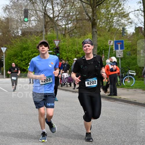 12.04.2026 - 45. Internationalen Wilhelmsburger Insellauf J. Mangold http://msf.ph/oto/9516211 12.04.2026 13:17:43 Ziel 2030, 3199, 3453, 3455, 4194, 5717, 4804, 3604, 2125, 2520, 5204, 3272, 4690, 3252, 4697, 2903, 4104, 5465, 4998, 5332, 4203, 4202, 5836, 2759, 4487, 2833, 3879, 3630, 5714, 4213, 2516, 2517, 4031, 3694, 2018, 2961 meine-sportfotos.de