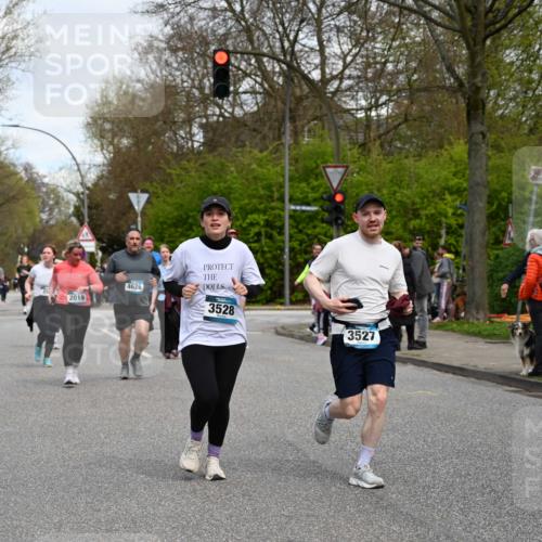12.04.2026 - 45. Internationalen Wilhelmsburger Insellauf J. Mangold http://msf.ph/oto/9516422 12.04.2026 13:18:17 Ziel 3879, 3630, 5714, 4213, 2516, 2517, 4031, 3694, 2018, 2961, 3248, 2570, 2573, 3277, 3828, 4948, 5488, 5663, 5663, 4727, 5541, 4153, 3528, 3527, 4400, 4403, 4556, 4626, 2019, 3940, 3482, 3524, 2572, 3587, 4734, 2061 meine-sportfotos.de