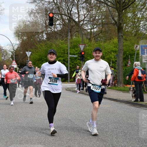 12.04.2026 - 45. Internationalen Wilhelmsburger Insellauf J. Mangold http://msf.ph/oto/9516424 12.04.2026 13:18:17 Ziel 3879, 3630, 5714, 4213, 2516, 2517, 4031, 3694, 2018, 2961, 3248, 2570, 2573, 3277, 3828, 4948, 5488, 5663, 5663, 4727, 5541, 4153, 3528, 3527, 4400, 4403, 4556, 4626, 2019, 3940, 3482, 3524, 2572, 3587, 4734, 2061 meine-sportfotos.de