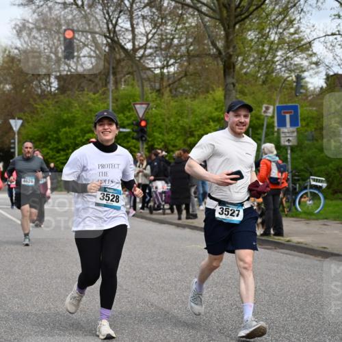 12.04.2026 - 45. Internationalen Wilhelmsburger Insellauf J. Mangold http://msf.ph/oto/9516429 12.04.2026 13:18:18 Ziel 3879, 3630, 5714, 4213, 2516, 2517, 4031, 3694, 2018, 2961, 3248, 2570, 2573, 3277, 3828, 4948, 5488, 5663, 4727, 5541, 4153, 3528, 3527, 4400, 4403, 4556, 4626, 2019, 3940, 3482, 3524, 2572, 3587, 4734, 2061 meine-sportfotos.de