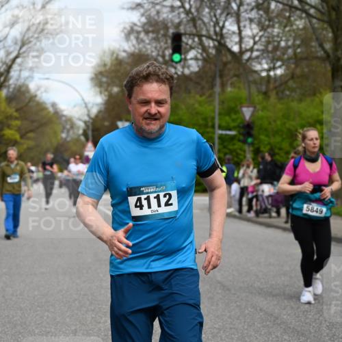 12.04.2026 - 45. Internationalen Wilhelmsburger Insellauf J. Mangold http://msf.ph/oto/9516497 12.04.2026 13:18:35 Ziel 3277, 3828, 4948, 5488, 5663, 4727, 5541, 4153, 3528, 3527, 4400, 4403, 4556, 4626, 2019, 3940, 3482, 3524, 2572, 2572, 3587, 4734, 2061, 4020, 5849, 4639, 3809, 4660, 2174, 5019, 4543, 4793, 5786, 4112 meine-sportfotos.de
