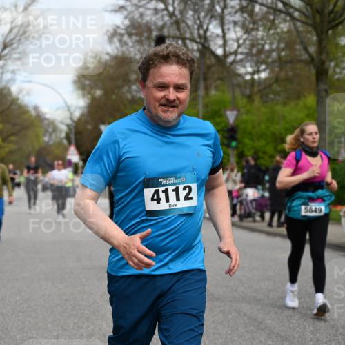 12.04.2026 - 45. Internationalen Wilhelmsburger Insellauf J. Mangold http://msf.ph/oto/9516499 12.04.2026 13:18:36 Ziel 3277, 3828, 4948, 5488, 5663, 4727, 5541, 4153, 3528, 3527, 4400, 4403, 4556, 4626, 2019, 3940, 3482, 3524, 2572, 3587, 4734, 3587, 4734, 2061, 4020, 5849, 4639, 3809, 4660, 5849, 4639, 3809, 4660, 2174, 5019, 4543, 4793, 5786, 4112 meine-sportfotos.de
