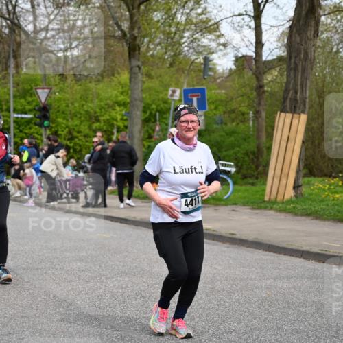 12.04.2026 - 45. Internationalen Wilhelmsburger Insellauf J. Mangold http://msf.ph/oto/9517100 12.04.2026 13:20:47 Ziel 5258, 3284, 2469, 4305, 2013, 3233, 5230, 3766, 4103, 4341, 5633, 4284, 4293, 4293, 5543, 2363, 2101, 4417, 3552, 3551, 2333, 2333, 4018, 5716, 4319, 5297, 4878, 5484 meine-sportfotos.de