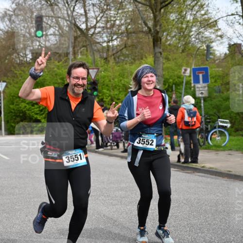12.04.2026 - 45. Internationalen Wilhelmsburger Insellauf J. Mangold http://msf.ph/oto/9517111 12.04.2026 13:20:49 Ziel 2469, 4305, 2013, 3233, 5230, 3766, 4103, 4341, 5633, 4284, 4293, 5543, 5543, 2363, 2101, 4417, 3552, 3551, 2333, 4018, 5716, 4319, 5297, 4878, 5484, 2692 meine-sportfotos.de