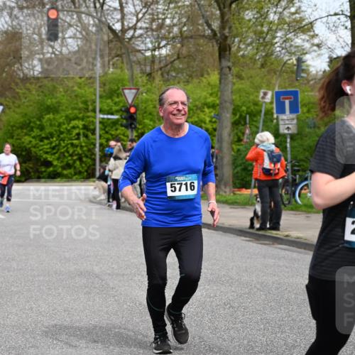 12.04.2026 - 45. Internationalen Wilhelmsburger Insellauf J. Mangold http://msf.ph/oto/9517136 12.04.2026 13:20:56 Ziel 2013, 3233, 5230, 3766, 4103, 4341, 5633, 4284, 4293, 5543, 2363, 2101, 4417, 4417, 3552, 3551, 2333, 4018, 5716, 4319, 5297, 5297, 4878, 5484, 2692, 4444, 4800, 4047, 2175 meine-sportfotos.de