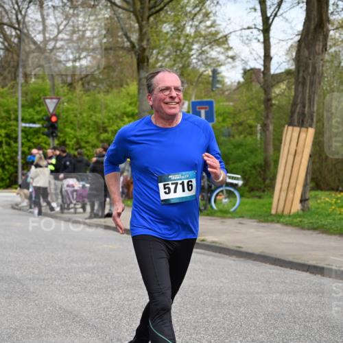 12.04.2026 - 45. Internationalen Wilhelmsburger Insellauf J. Mangold http://msf.ph/oto/9517142 12.04.2026 13:20:56 Ziel 2013, 3233, 5230, 3766, 4103, 4341, 5633, 4284, 4293, 5543, 2363, 2101, 4417, 4417, 3552, 3551, 2333, 4018, 5716, 4319, 5297, 5297, 4878, 5484, 2692, 4444, 4800, 4047, 2175 meine-sportfotos.de