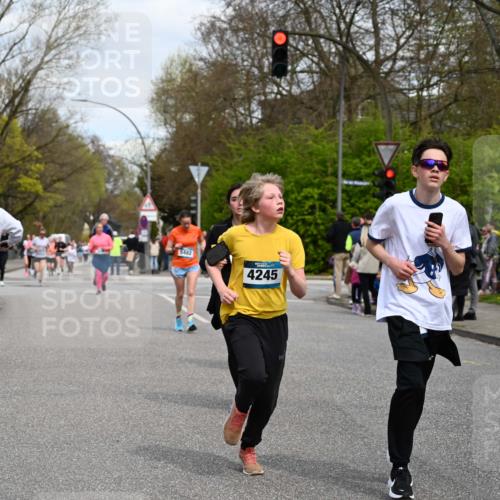 12.04.2026 - 45. Internationalen Wilhelmsburger Insellauf J. Mangold http://msf.ph/oto/9517147 12.04.2026 13:21:09 Ziel 4341, 5633, 4284, 4293, 5543, 2363, 2101, 4417, 3552, 3551, 2333, 4018, 5716, 4319, 5297, 4878, 5484, 2692, 4444, 4800, 4047, 2175, 3402, 3402, 5482, 4017 meine-sportfotos.de
