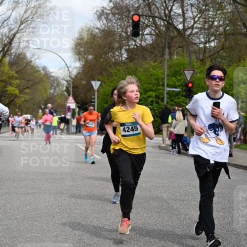 12.04.2026 - 45. Internationalen Wilhelmsburger Insellauf J. Mangold http://msf.ph/oto/9517148 12.04.2026 13:21:09 Ziel 4341, 5633, 4284, 4293, 5543, 2363, 2101, 4417, 3552, 3551, 2333, 4018, 5716, 4319, 5297, 4878, 5484, 2692, 4444, 4800, 4047, 2175, 3402, 3402, 5482, 4017 meine-sportfotos.de