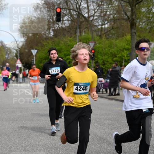 12.04.2026 - 45. Internationalen Wilhelmsburger Insellauf J. Mangold http://msf.ph/oto/9517154 12.04.2026 13:21:09 Ziel 4341, 5633, 4284, 4293, 5543, 2363, 2101, 4417, 3552, 3551, 2333, 4018, 5716, 4319, 5297, 4878, 5484, 2692, 4444, 4800, 4047, 2175, 3402, 3402, 5482, 4017 meine-sportfotos.de