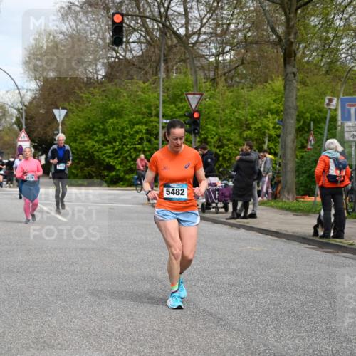 12.04.2026 - 45. Internationalen Wilhelmsburger Insellauf J. Mangold http://msf.ph/oto/9517180 12.04.2026 13:21:13 Ziel 5543, 2363, 2101, 4417, 3552, 3551, 2333, 4018, 5716, 4319, 5297, 4878, 5484, 2692, 4444, 4800, 4047, 2175, 3402, 5482, 5482, 4017, 3676, 2628, 3251 meine-sportfotos.de