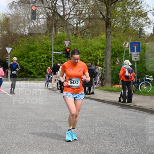 12.04.2026 - 45. Internationalen Wilhelmsburger Insellauf J. Mangold http://msf.ph/oto/9517185 12.04.2026 13:21:14 Ziel 5543, 2363, 2101, 4417, 3552, 3551, 2333, 4018, 5716, 4319, 5297, 4878, 5484, 2692, 4444, 4800, 4047, 2175, 3402, 5482, 4017, 3676, 2628, 3251, 5201 meine-sportfotos.de